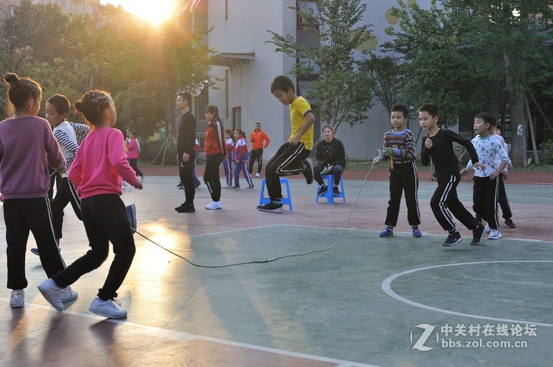 女儿学校运动会，练一练用1.8定焦拍拍拍