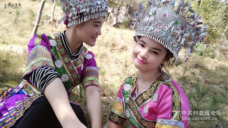 用手机拍穿苗族装的女孩