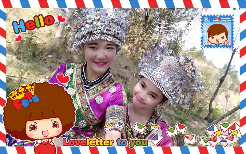 用手机拍穿苗族装的女孩