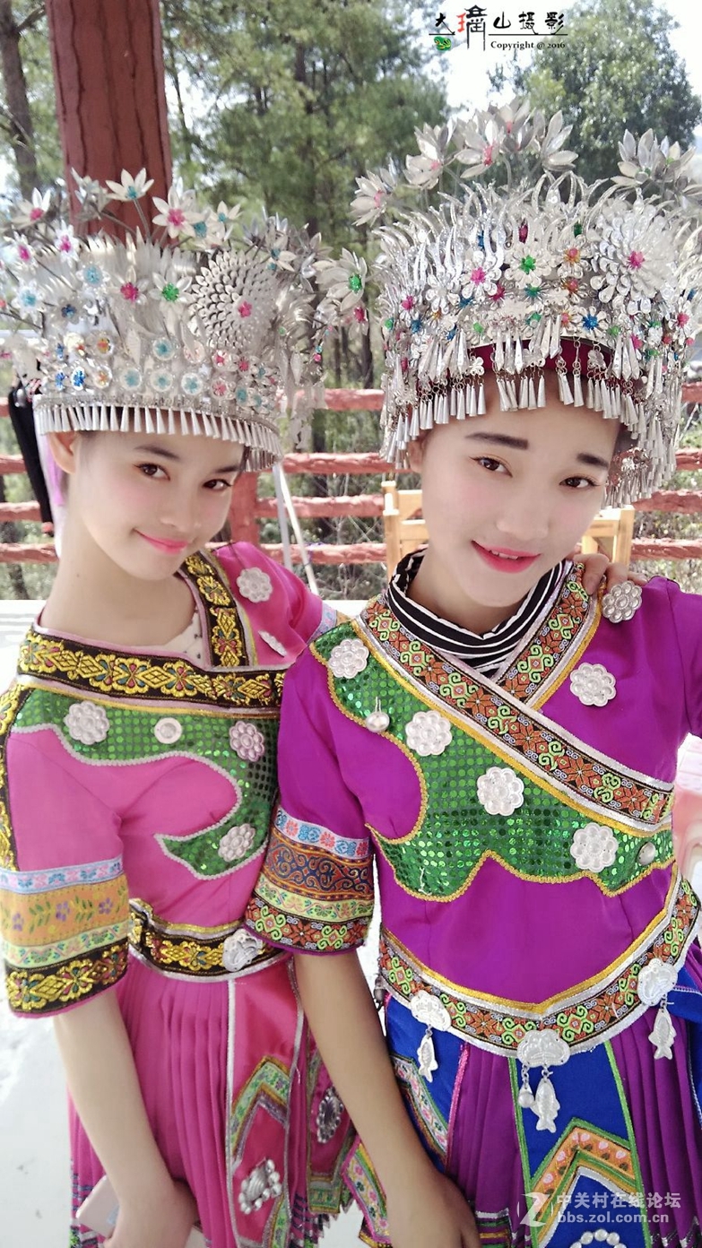 用手机拍穿苗族装的女孩