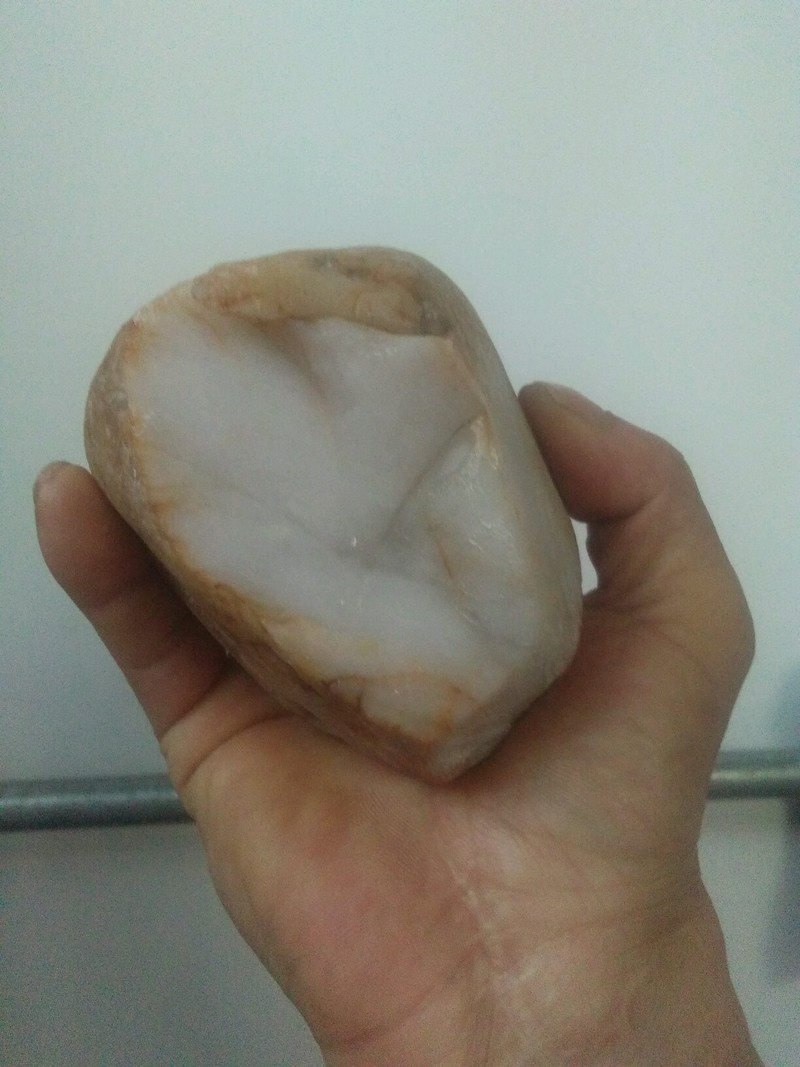 帮我看看这块是玉原石吗？
