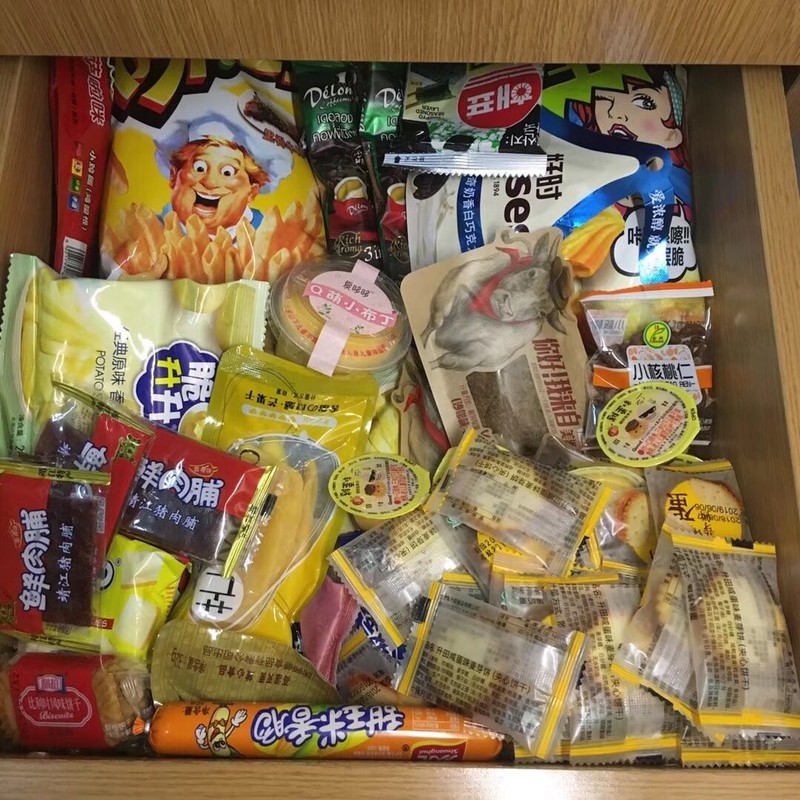 京东1111剁手晒单活动买的一堆零食大概花了五六块吧