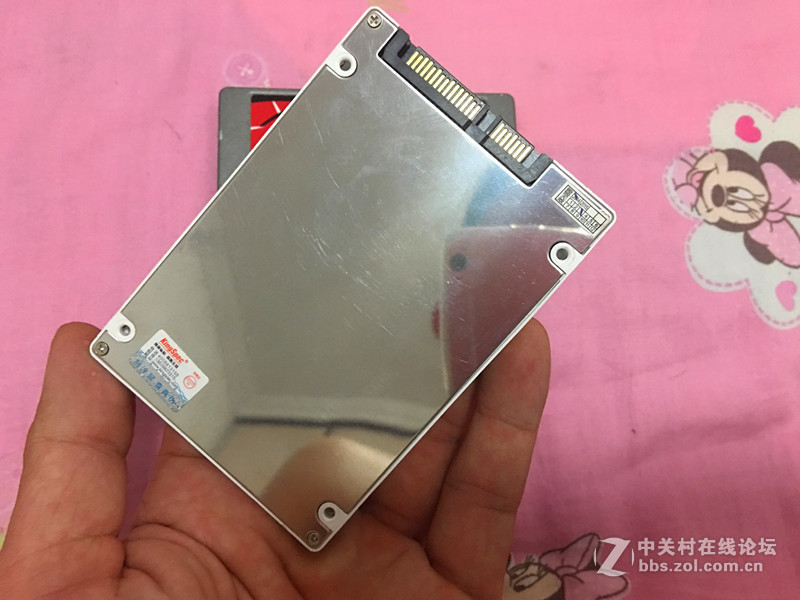 出两片固态硬盘   金士顿128g  130   金胜维64g  80