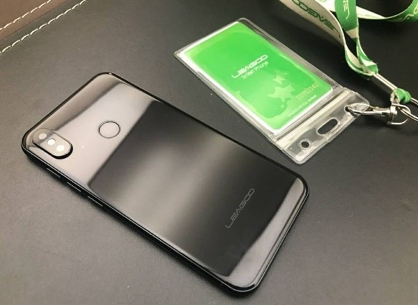 苹果不淡定：iPhone X超强山寨机亮相 19.5:9屏幕