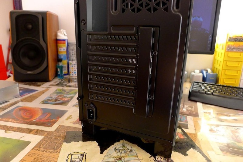 超越常规，电源前置分仓设计全面优化机箱散热！