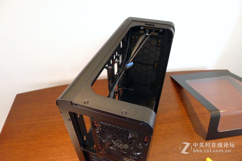 机箱也玩全景天窗，Tt红色警戒装机作业