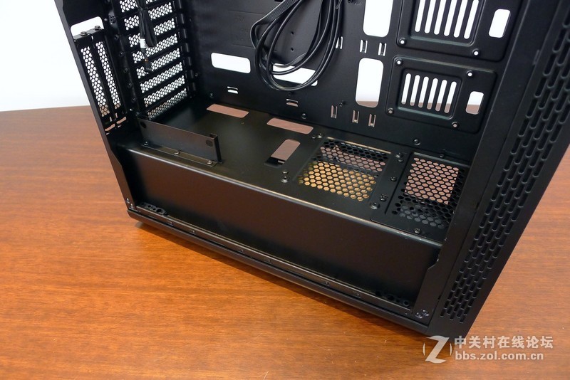 机箱也玩全景天窗，Tt红色警戒装机作业