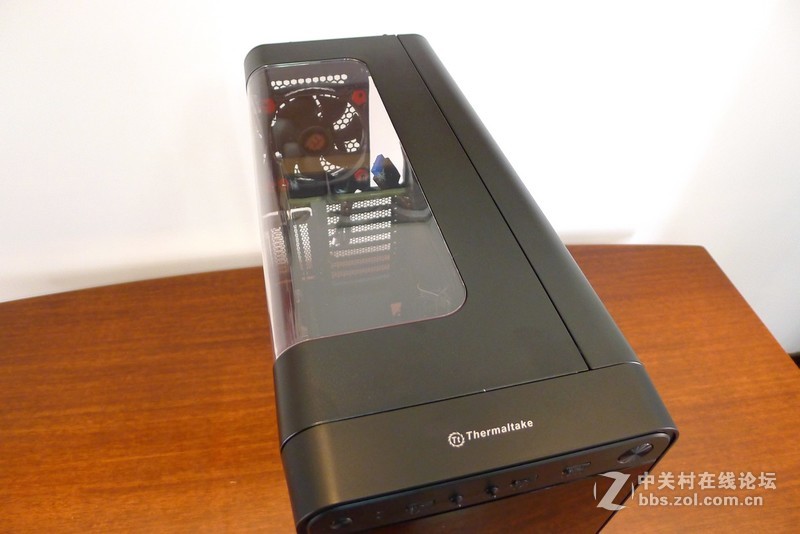 机箱也玩全景天窗，Tt红色警戒装机作业