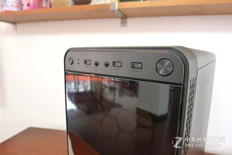 机箱也玩全景天窗，Tt红色警戒装机作业