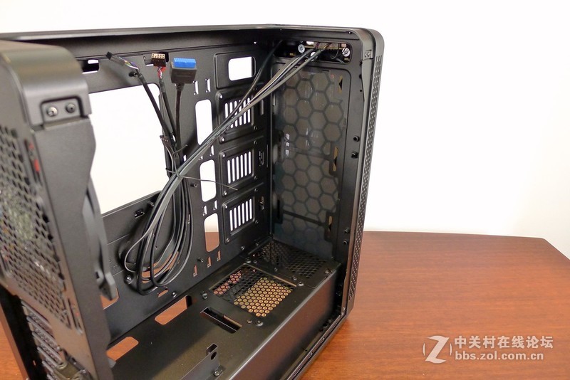 机箱也玩全景天窗，Tt红色警戒装机作业