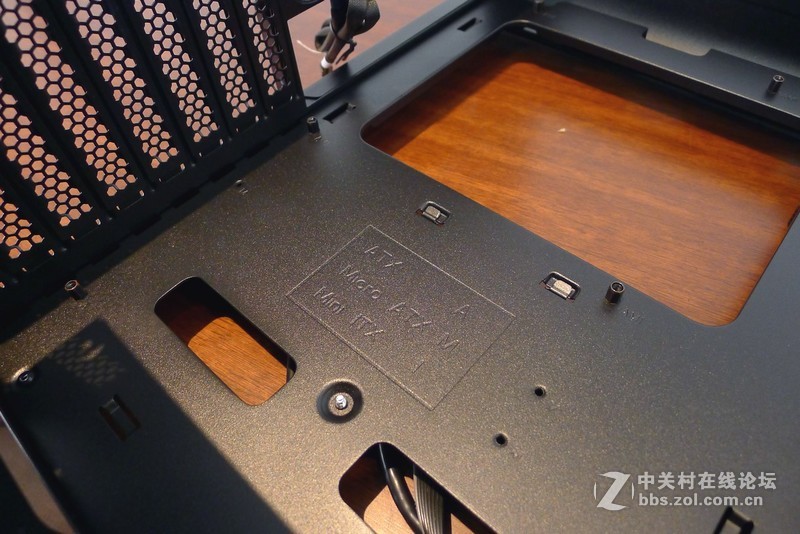 机箱也玩全景天窗，Tt红色警戒装机作业