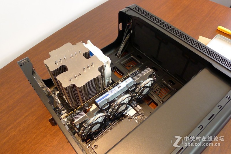 机箱也玩全景天窗，Tt红色警戒装机作业