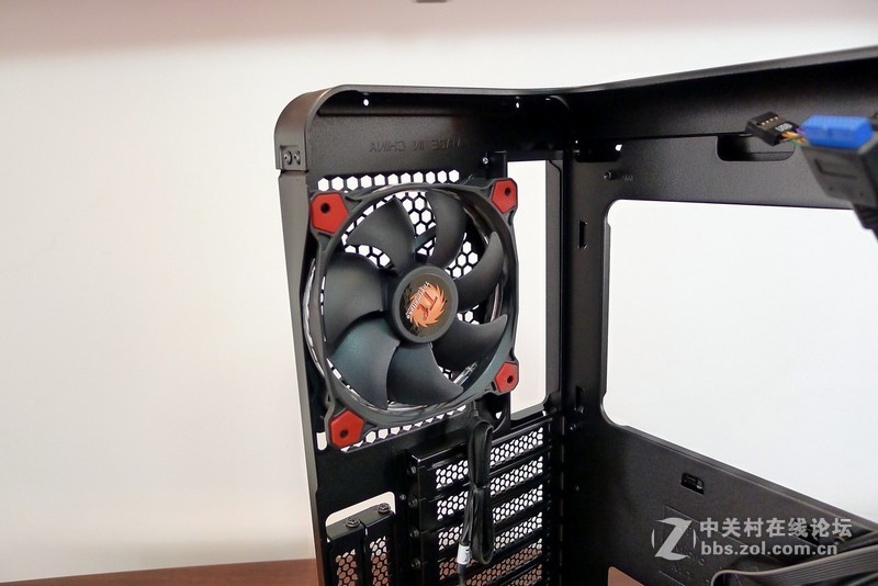 机箱也玩全景天窗，Tt红色警戒装机作业