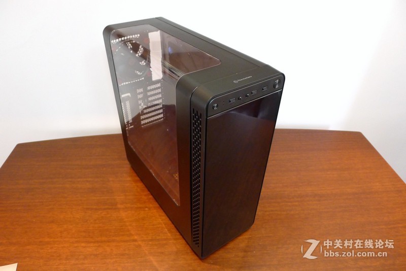 机箱也玩全景天窗，Tt红色警戒装机作业