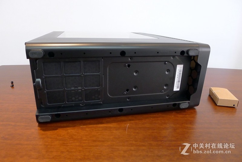 机箱也玩全景天窗，Tt红色警戒装机作业