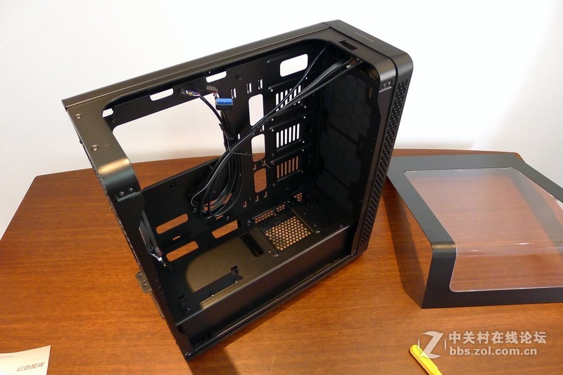 机箱也玩全景天窗，Tt红色警戒装机作业