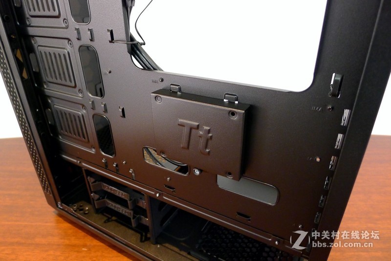 机箱也玩全景天窗，Tt红色警戒装机作业