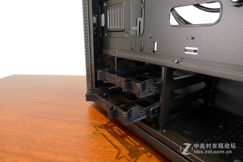 机箱也玩全景天窗，Tt红色警戒装机作业