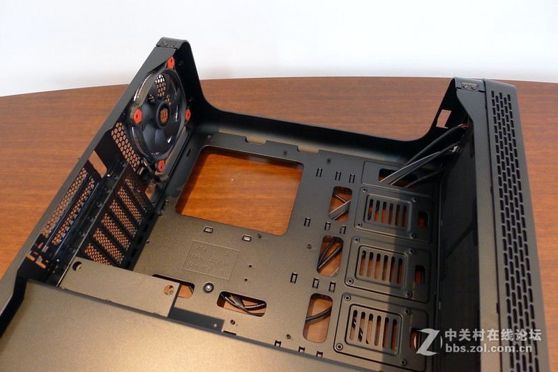 机箱也玩全景天窗，Tt红色警戒装机作业