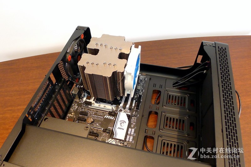 机箱也玩全景天窗，Tt红色警戒装机作业