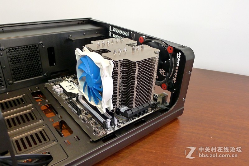 机箱也玩全景天窗，Tt红色警戒装机作业