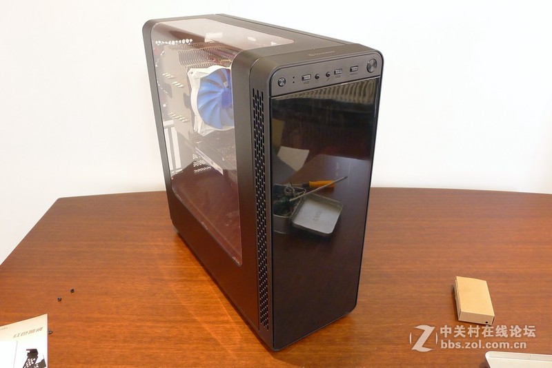 机箱也玩全景天窗，Tt红色警戒装机作业