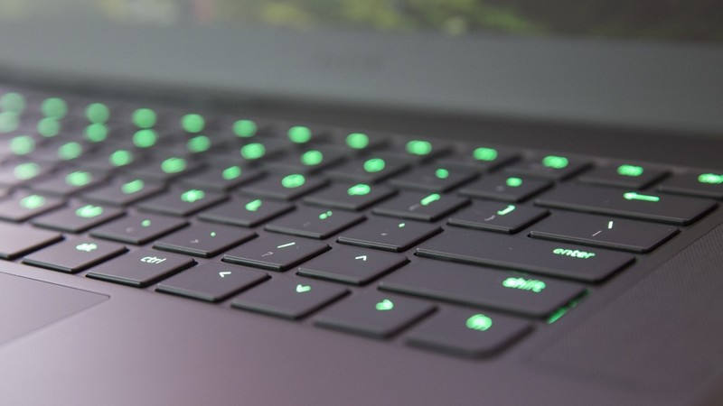 【版块开荒】雷蛇灵刃15超薄游戏本，吃鸡80帧游戏体验性能王者