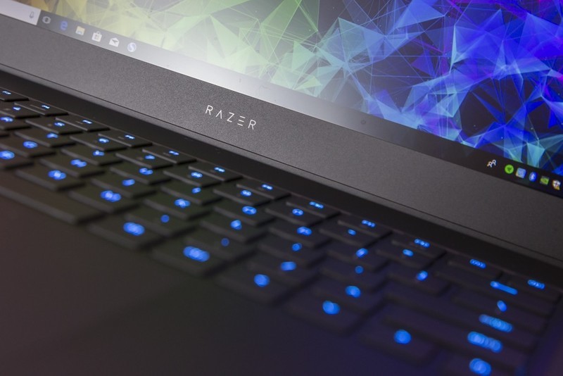 【版块开荒】雷蛇灵刃15超薄游戏本，吃鸡80帧游戏体验性能王者