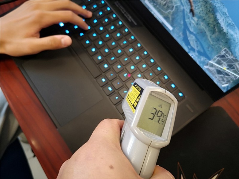 【版块开荒】雷蛇灵刃15超薄游戏本，吃鸡80帧游戏体验性能王者