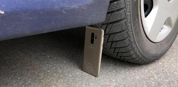 星空体育平台S9惨遭汽车后轮碾压，能够撑多久