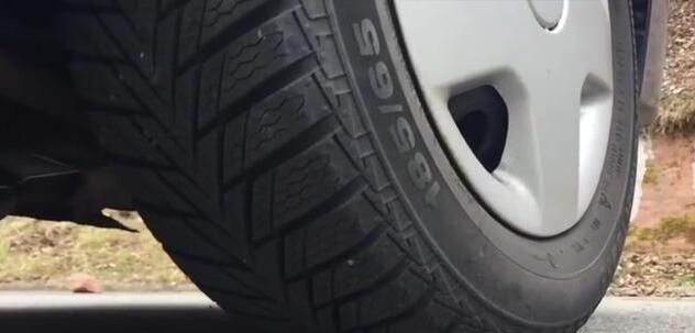 星空体育平台S9惨遭汽车后轮碾压，能够撑多久