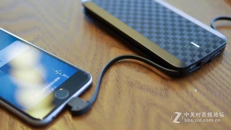 Less is More--iWalk魔蝎8000自带充电线移动电源简评无水印