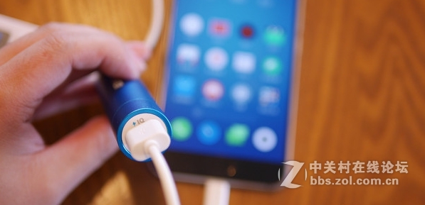 Less is More--iWalk魔蝎8000自带充电线移动电源简评无水印