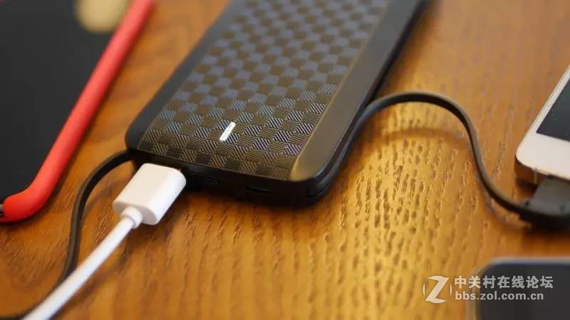 Less is More--iWalk魔蝎8000自带充电线移动电源简评无水印