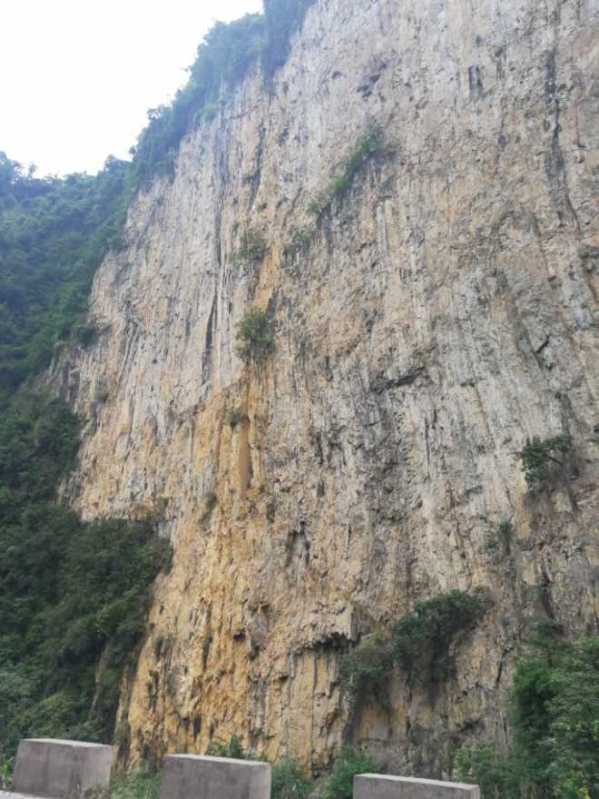 堵车，盐津。自己维护交通堵塞！