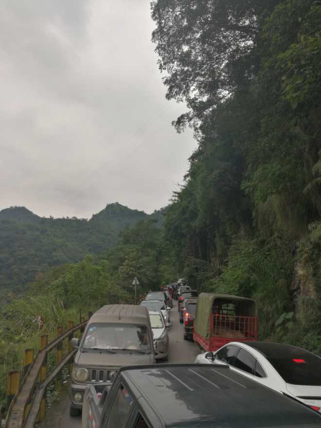 堵车，盐津。自己维护交通堵塞！