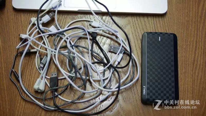 Less is More--iWalk魔蝎8000自带充电线移动电源简评无水印