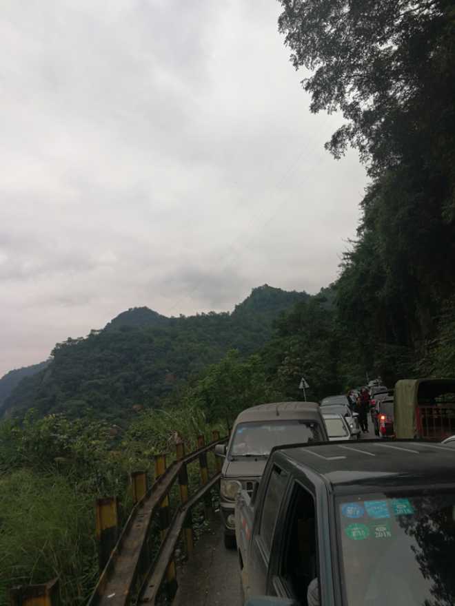 堵车，盐津。自己维护交通堵塞！