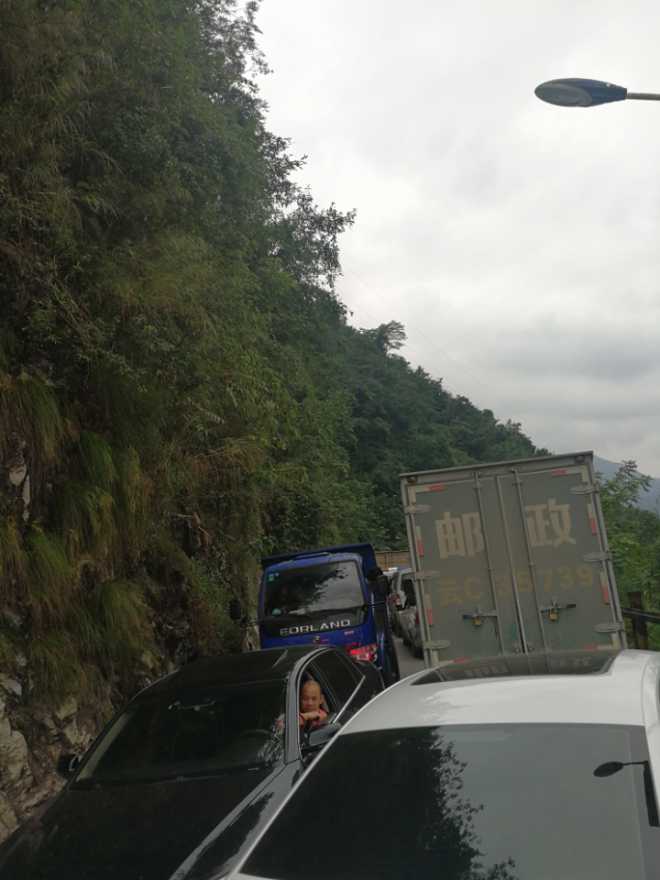 堵车，盐津。自己维护交通堵塞！