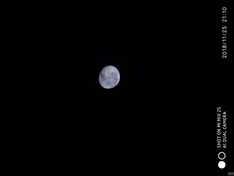 看看我拍的月亮