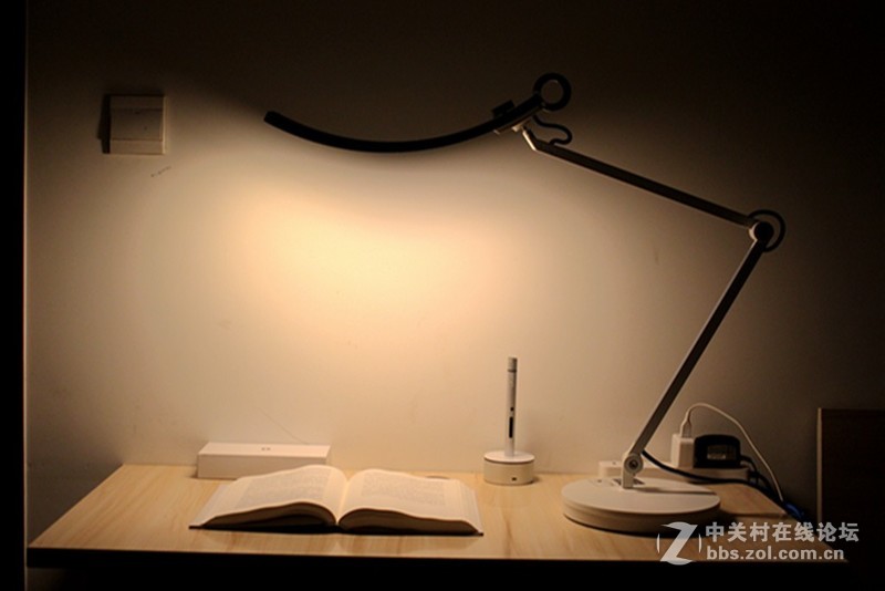 ＃你，需要一盏智慧的灯＃明基WiT护眼台灯：给眼睛爱的保护色