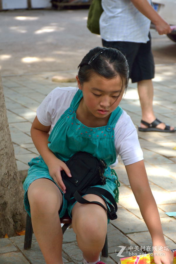 暑假练摊的女孩