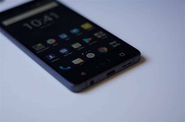 黑莓Motion图赏：取消物理键盘 信仰印在Home键上