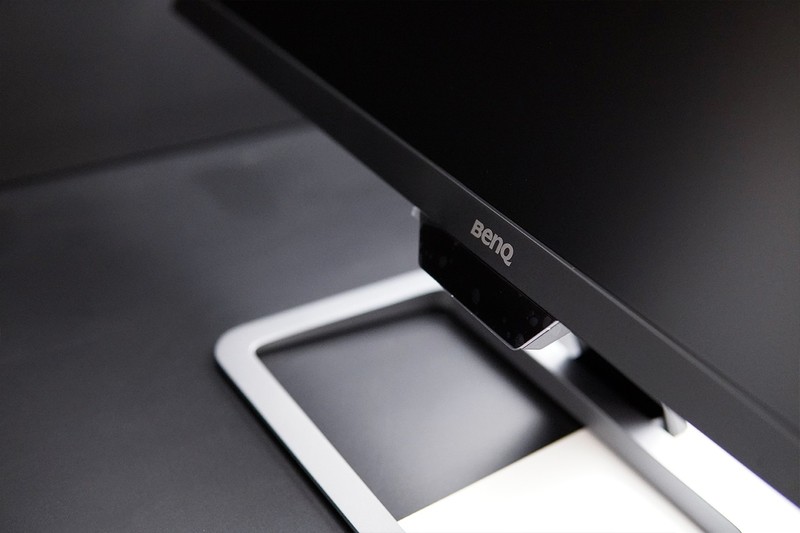 支持自动调光，明基影音娱乐显示器EW2780让显示更加智慧养眼