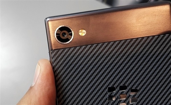 黑莓Motion图赏：取消物理键盘 信仰印在Home键上