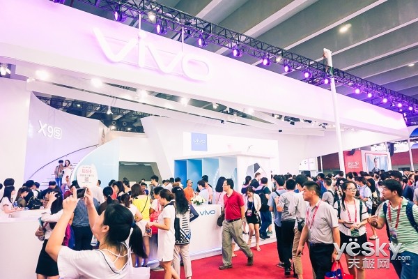 vivo X9s现身天翼展 靓模新机看三天!
