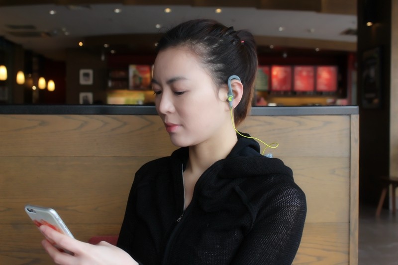 主要看气质--价值千元的飞利浦SHQ8300LF运动蓝牙耳机体验（有美女）