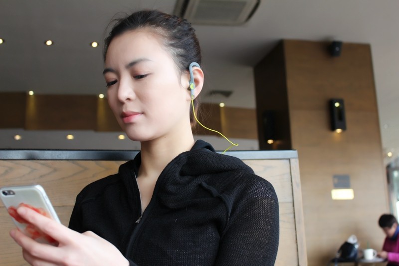 主要看气质--价值千元的飞利浦SHQ8300LF运动蓝牙耳机体验（有美女）