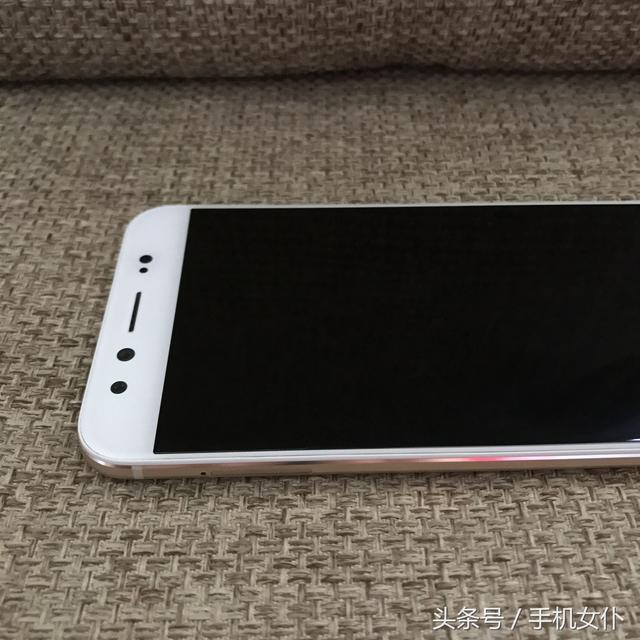 用了半年x9手机不知道顶部四个圆孔是起什么作用的？介绍！