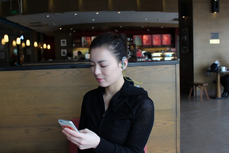 主要看气质--价值千元的飞利浦SHQ8300LF运动蓝牙耳机体验（有美女）